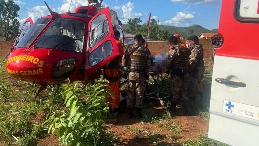 Foto mostra bombeiros socorrendo vítima