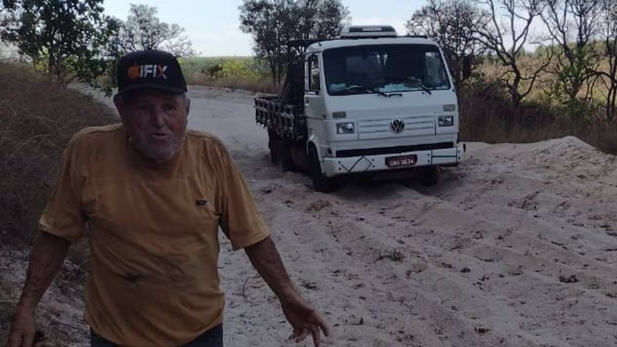 Caminhoneiro de 80 anos que desapareceu há uma semana estava atolado em estrada em Minas
