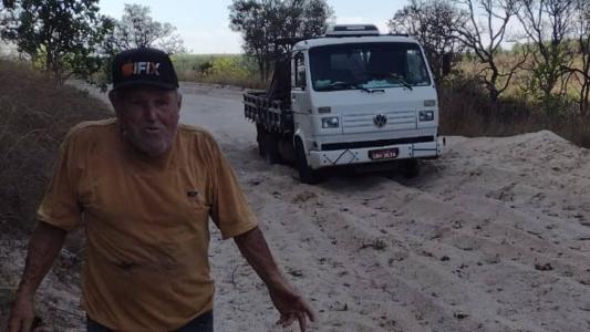 Foto mostra caminhoneiro sendo resgatado