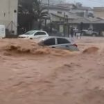 Vídeo: chuva alaga cidades em Minas, arrasta carros e cancela evento de Halloween