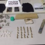 Traficante ‘Coxinha’ e esposa são presos com saco de drogas e metralhadora em MG