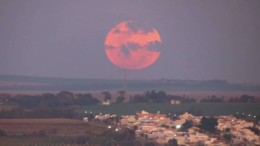 Foto mostra Superlua em Toledo, no Paraná