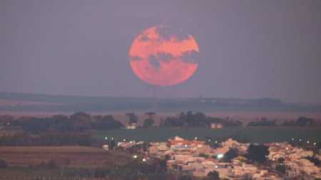 Foto mostra Superlua em Toledo, no Paraná