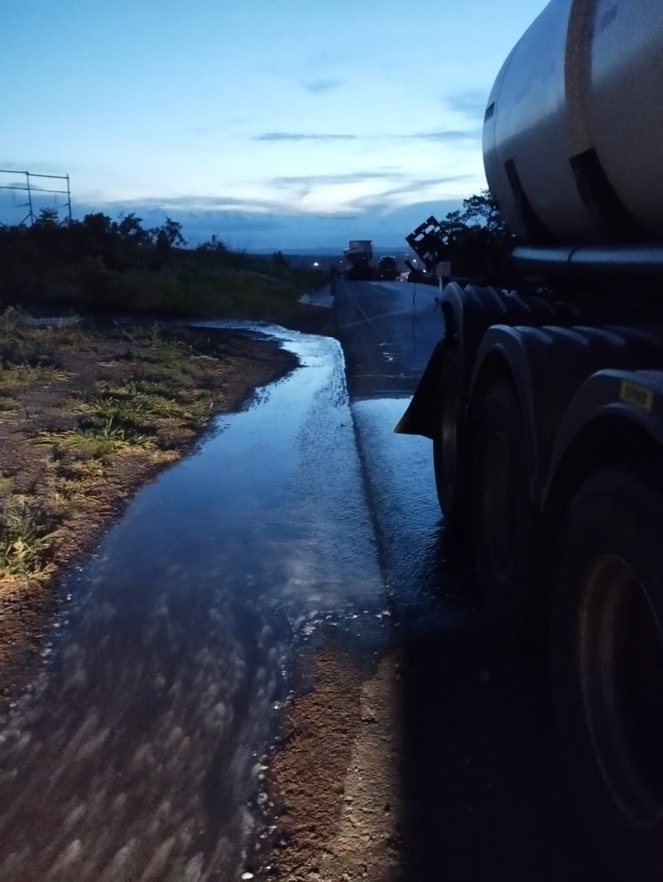 Colisão entre carretas provoca vazamento de produto perigoso e interdição da MGC-135 em Bocaiuva