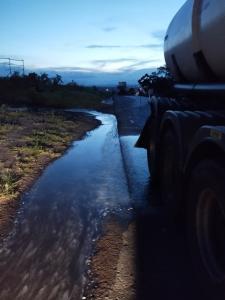 Produto químico sobre pista de rodovia em Montes Claros