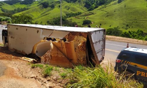 Caminhão tombado na BR-116 em São Francisco do Glória