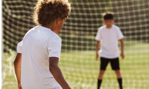 Crianças jogando bola