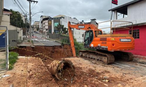 Obras na erosão da rua Francisco Faria em dezembro de 2025 • Joubertt Telles / itatiaia
