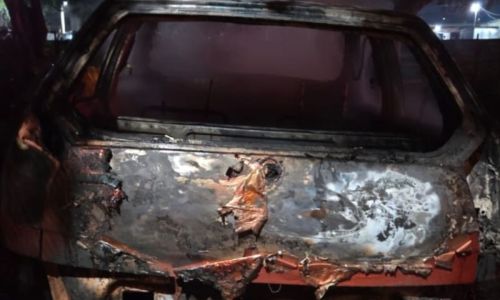 Dois carros pegaram fogo simultâneamente em Santa Cruz de Minas