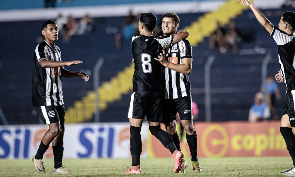 Em jogo de duas expulsões, Athletic goleia o Naviraiense na Copinha