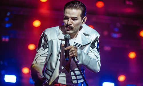 André Abreu interpreta Freddie Mercury