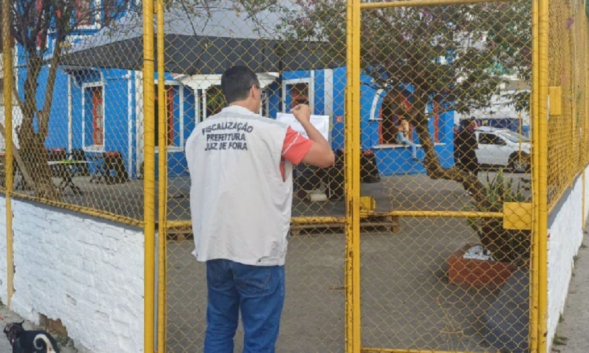 Fiscalização interdita bar no bairro Mariano Procópio em Juiz de Fora