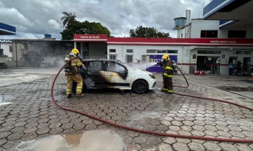 Carro pegou fogo em posto de combustível em Santa Cruz de Minas