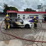 Carro pega fogo em posto de combustível no Campo das Vertentes