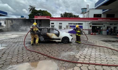 Carro pegou fogo em posto de combustível em Santa Cruz de Minas
