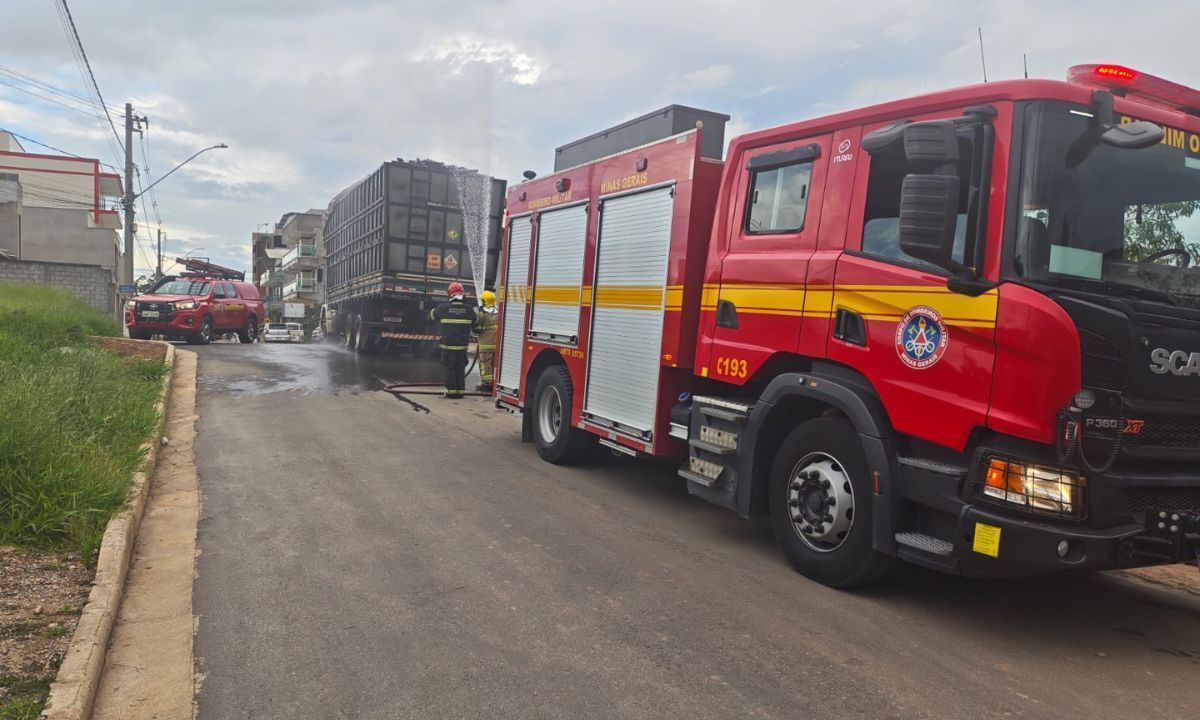 Caminhão com carga de carvão tem princípio de incêndio em Alfredo Vasconcelos