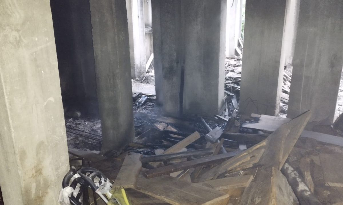 Incêndio em porão de prédio mobiliza bombeiros em Juiz de Fora