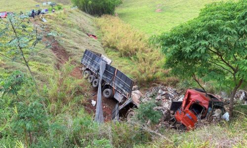 Acidente entre caminhão e carro deixou um morto em Argirita foto Corpo de Bombeiros divulgação
