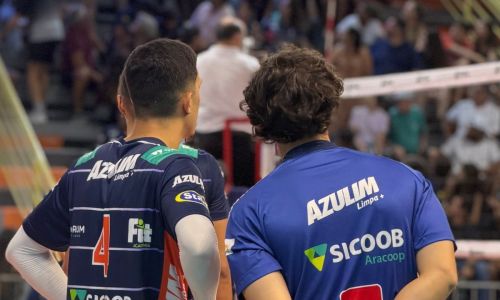 Victor Hillmann técnico do Monte Carmelo, junto ao levantador, Anderson