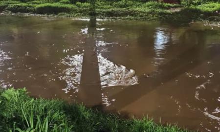 Veículo ficou preso no Rio Paraíbuna