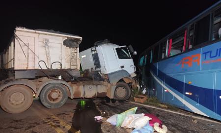 Caminhão colidiu com ônibus na BR-356