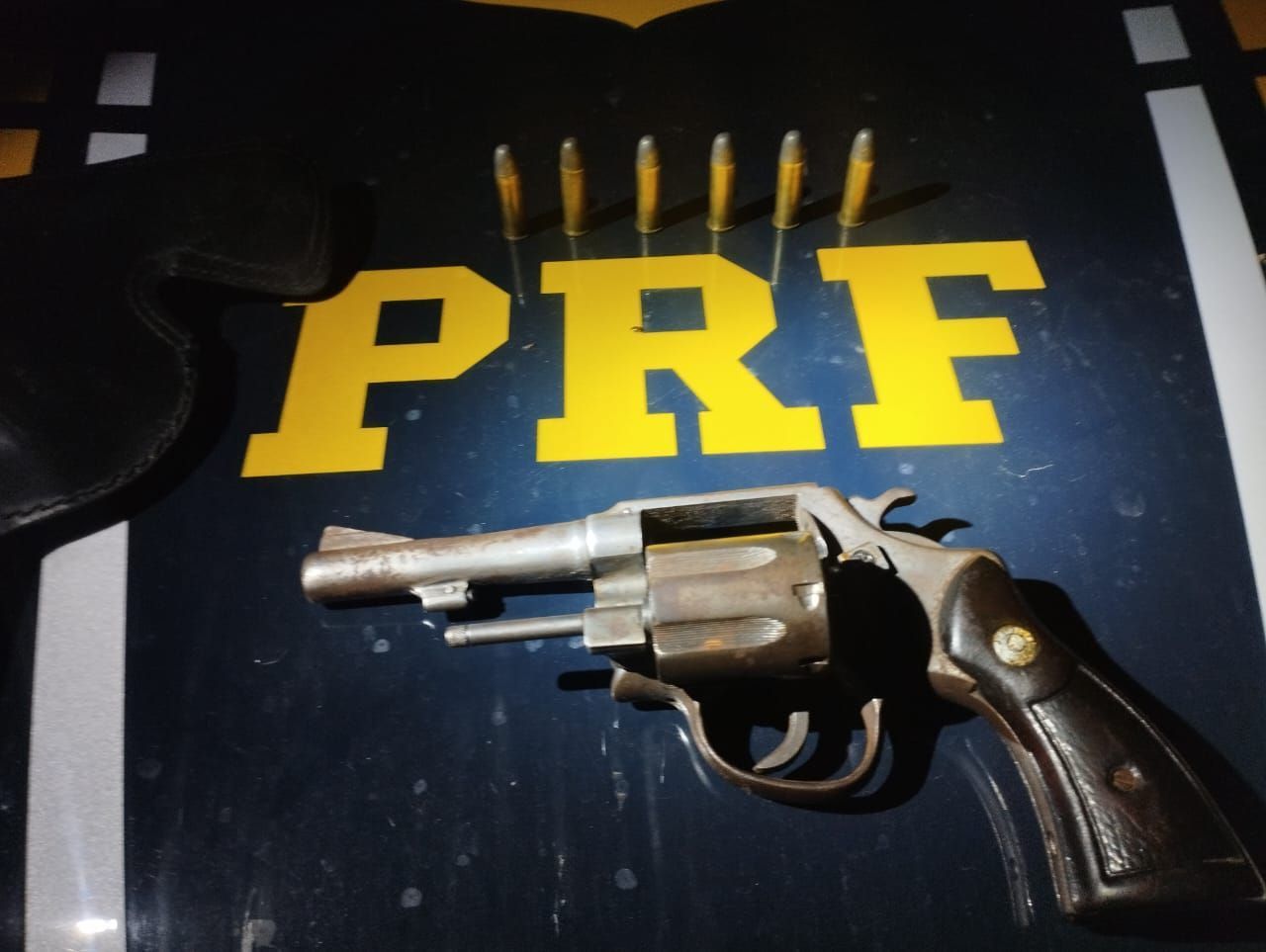 PRF prende caminhoneiro por porte ilegal de arma de fogo em Salinas