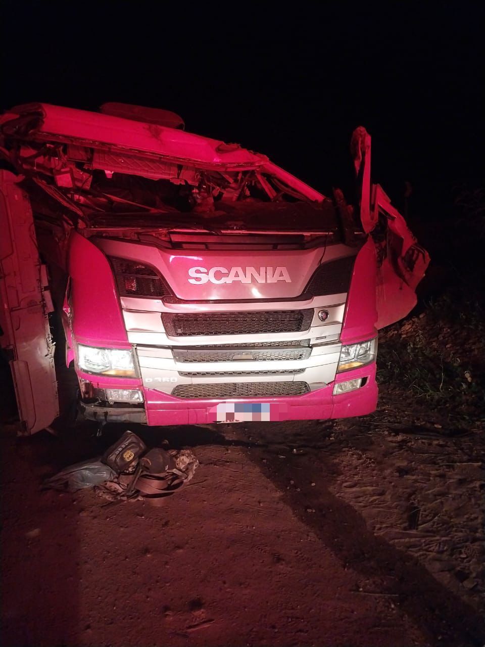 Motorista morre após capotamento de carreta na MGC-122