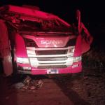 Motorista morre após capotamento de carreta na MGC-122