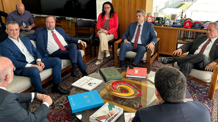 Energia foi religada para mais metade da população atingida no RS, segundo Ministério