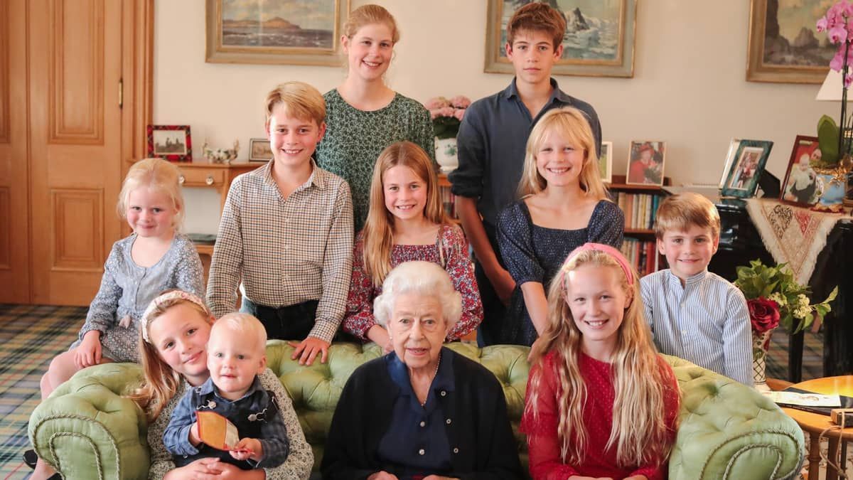 Rainha Elizabeth II aparece com netos e bisnetos em foto inédita