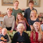 Rainha Elizabeth II aparece com netos e bisnetos em foto inédita