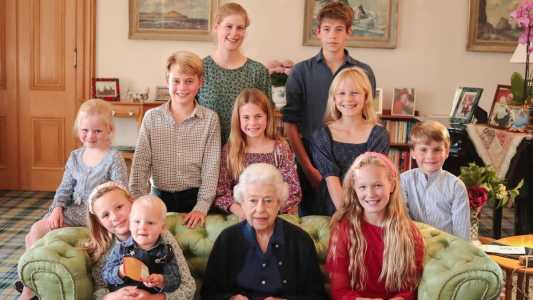 Foto tirada por Kate Middleton mostra momento inédito de rainha Elizabeth II com netos e bisnetos