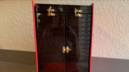 Foto usada para vender joias presenteadas ao governo revela reflexo do pai de Mauro Cid; veja imagem.