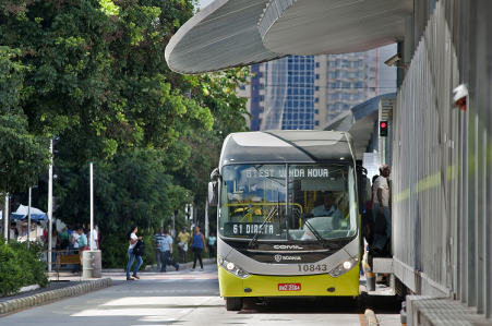 Ônibus da linha 61 parado em uma das estações do MOVE em BH