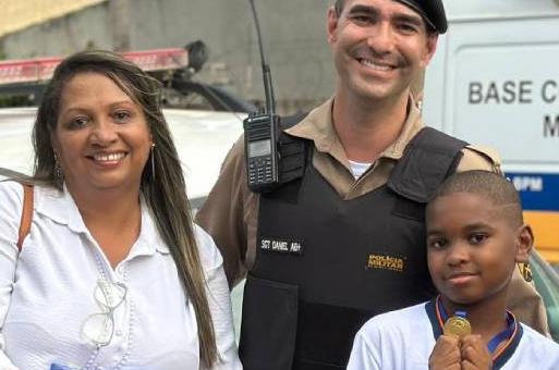 Menino é homenageado pela Polícia Militar por boa ação no interior de Minas