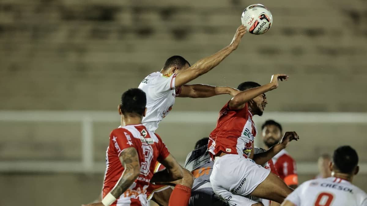Fotografia mostra toque de bola na mão do jogador de Tombense; clube derrotou Villa Nova em jogo com erro de arbitragem