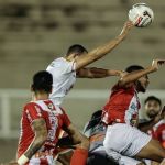 Fotografia mostra toque de bola na mão do jogador de Tombense; clube derrotou Villa Nova em jogo com erro de arbitragem