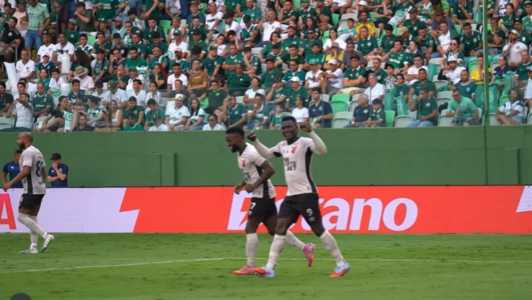 Viveros, do Athletico-PR, celebra seu gol marcado diante do Goiás