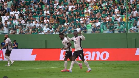 Viveros, do Athletico-PR, celebra seu gol marcado diante do Goiás