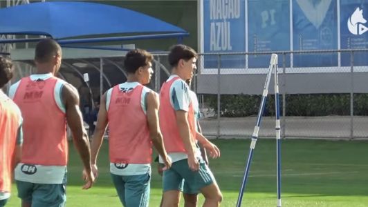 Jogadores do Cruzeiro em ação nesta terça-feira (28) na Toca da Raposa II