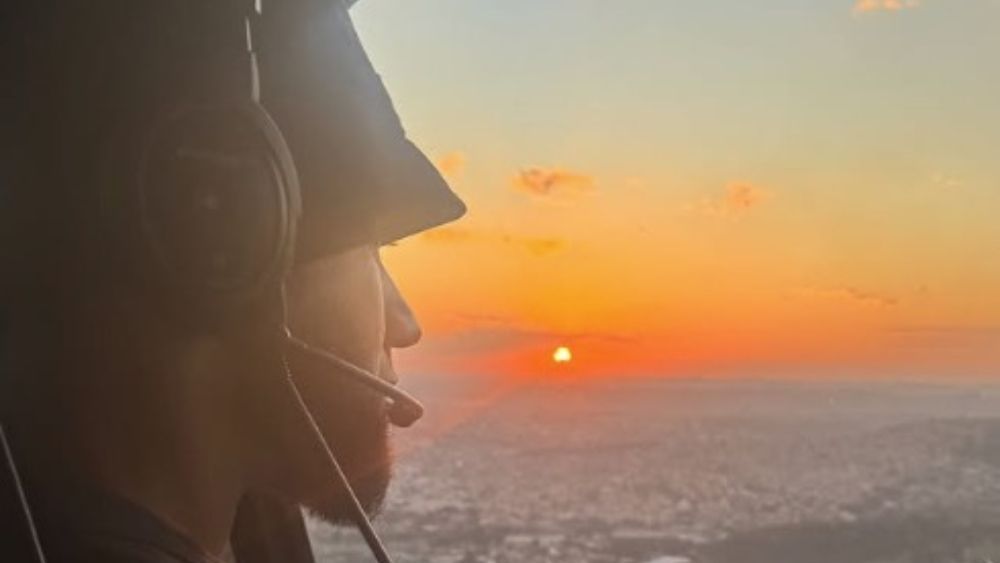 Everson, do Atlético, aparece de helicóptero e atrai multidão em shopping de BH