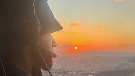 Everson, do Atlético, aparece de helicóptero e atrai multidão em shopping de BH