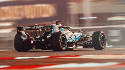 George Russel em ação pela Mercedes durante testes de pré-temporada da Fórmula 1