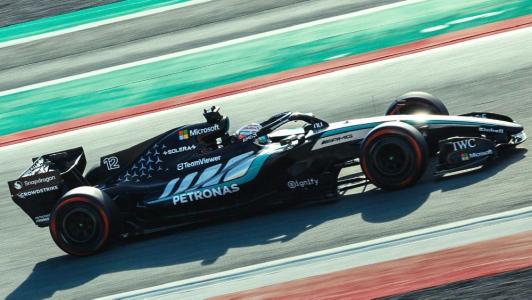 Mercedes em ação durante shakedown da Fórmula 1