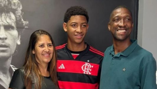 Paulo César (centro) ao lado dos pais em apresentação ao Flamengo, no CT George Helal