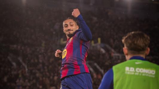 Raphinha, do Barcelona, celebra gol sobre o Oviedo