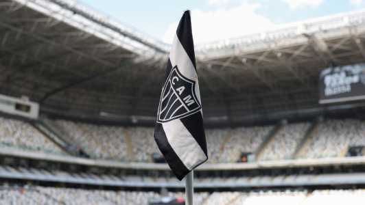 Bandeirinha de escanteio na Arena MRC, casa do Atlético