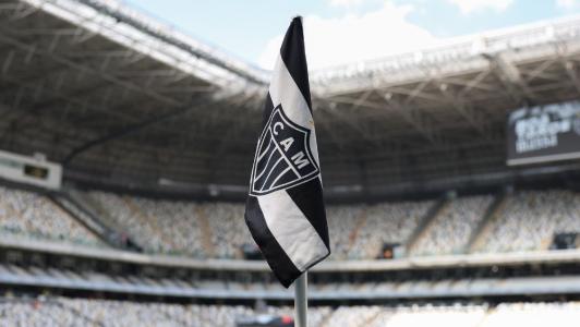 Bandeirinha de escanteio na Arena MRC, casa do Atlético