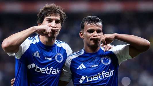 Lucas Silva e Kaiki celebram gol em vitória do Cruzeiro diante do RB Bragantino neste domingo (21)
