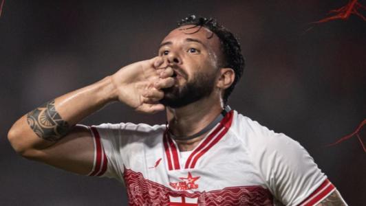 Giovanni celebra gol em confronto contra o Atlético-GO neste domingo (26)